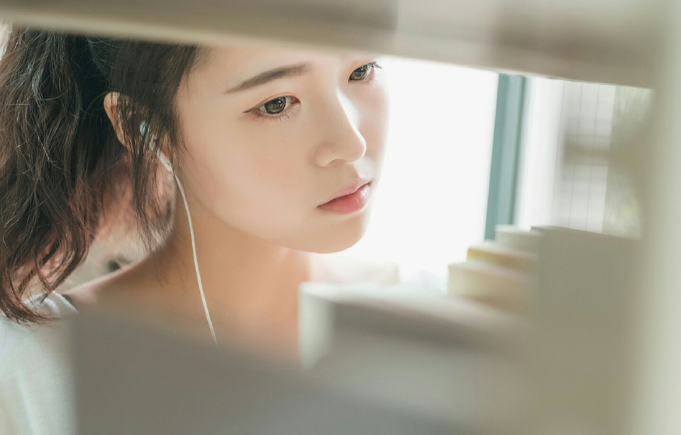 “见过孟达将军。”房间里，哪里有什么刘璋和刘璝夫人的影子，却见一男一女两人见到孟达之后，站起身来，抱了抱拳：“不知事情如何？”